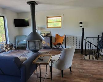 A peaceful mountain retreat with rustic charm 1/2 mile from ski and bike resort - Mesa - Living room