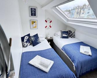 Nancie's Place - Dartmouth Town Center With Private Parking - A Traditional Georgian Private Duplex Apartment - Beautifully Refurbished - Two Bedrooms, Bathroom, Kitchen And Lounge Diner - Dartmouth - Bedroom