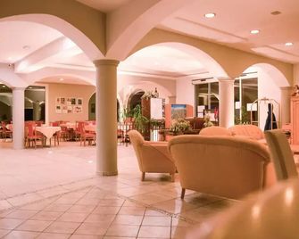 Hotel Comfort Erica Dolomiti Val d'Adige - Trodena - Лоббі