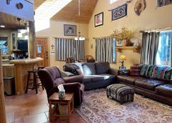 Casa De Cerezas In The Upper Valley With High Speed Wifi - Taos Ski Valley - Living room