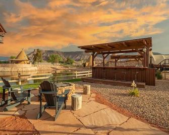 Experience Zion in a Luxurious Western Wagon #29 15 min from Zion w/ 2QB & Outdoor Kitchen - Virgin - Patio