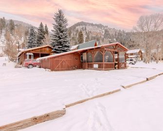 Cabin-on Main-1 Bed 1 Bath 1 SleepSofa Pet w/ Fee - Red River - Building