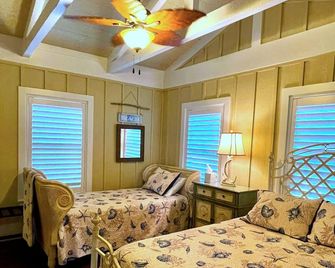Amazing Beach Views! Seashell Getaway, a Charming Beach Cottage! - Gilchrist - Habitación