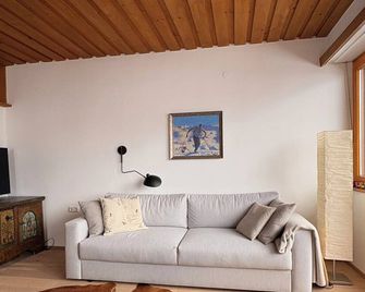 Cozy vacation apartment, great view close to the slopes - renovated in 2024 - Sankt Anton am Arlberg - Living room