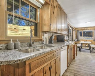 Colorado Mountain House - Views and a Hot Tub! - Cascade-Chipita Park - Cocina