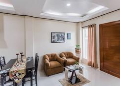 Maya Homes 3-Bedroom in Valencia, Negros Oriental - Dumaguete - Pokój dzienny