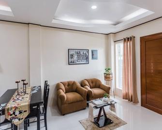 Maya Homes 3-Bedroom in Valencia, Negros Oriental - Dumaguete City - Wohnzimmer