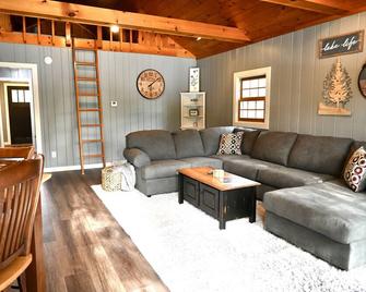 Waterfront house on Miner Lake- Waupaca Chain - Waupaca - Living room