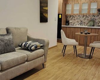 Hotel Santiago de Compostella Suites - Cuenca - Living room