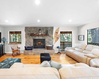 Cloud 9 and 12 by AvantStay - Incline Village - Living room