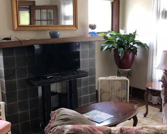 Cozy Vintage Apartment - Erie - Room amenity