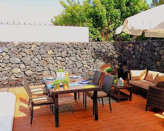 Villa Oliveira | Two bedroom villa just a 4 minute walk from the beach - Los Pocillos - Patio