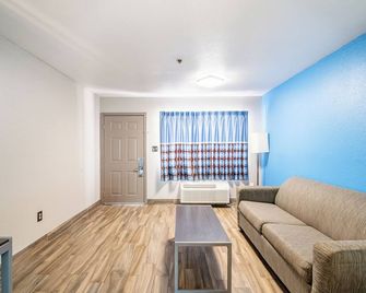 Super 8 by Wyndham San Antonio/Riverwalk Area - San Antonio - Living room