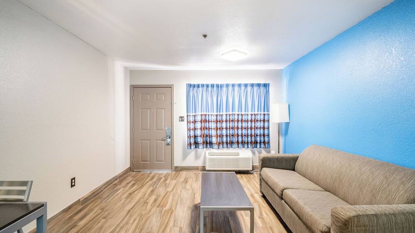 Super 8 by Wyndham San Antonio/Riverwalk Area