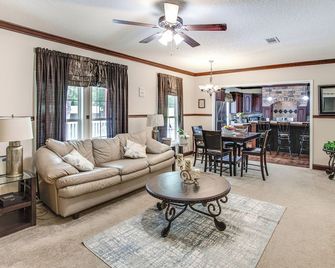 Outdoor Dining, Grill And Yard Eastover - Eastover - Wohnzimmer