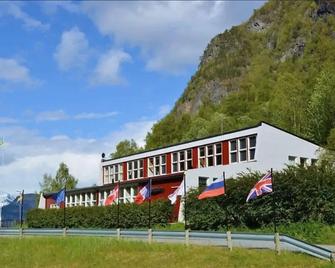 Eidsdal Motel & Restaurant - Eidsdal - Edificio