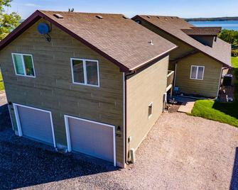 1 B/R Condo on Bayside Golf Course at Lake McConaughy - Brule - Building