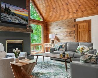Private Luxe Riverfront Cabin: Pool; Hot Tub; Fire pit; Game Room; Disc Golf - Mount Airy - Obývací pokoj