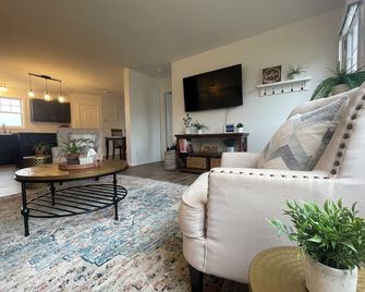 Cozy Family Home in the heart of Kensington. Close to all amenities! - Kensington - Living room