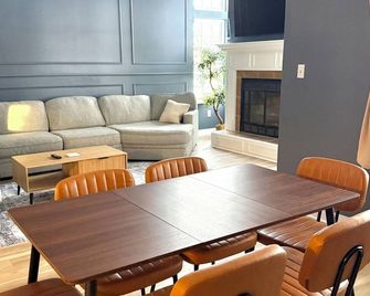 Minutes to Grand Park - 4BR - Sleeps 10 - Carmel - Carmel - Dining room