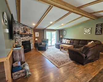 Beautifully remodeled private cabin in the woods with screen porch - New Lisbon - Sala de estar