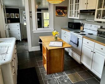Cozy cottage on the hill in the heart of Warm Springs. - Warm Springs - Kitchen