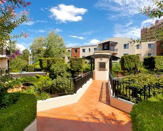Aac Apartments - Griffin - Kingston - Building