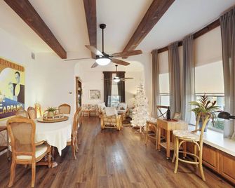 The Veranda on Walnut Luxury Downtown Lodi Stay - Lodi