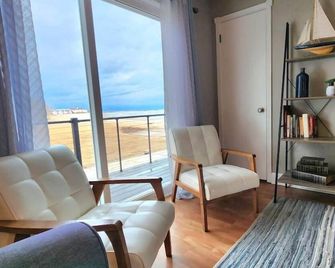 Beachside Condo w Stunning Lake Views - Sheboygan