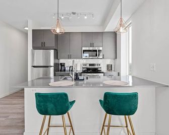 Stylish 1-Bedroom Retreat in Uptown Minneapolis - Minneapolis - Kitchen