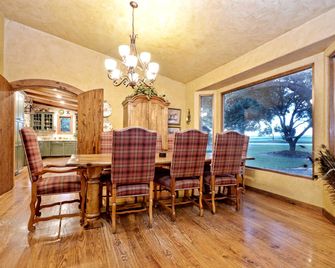 Luxury Vacation Rental with a Private Hot Tub and Pool near San Antonio, Texas - Floresville - Essbereich