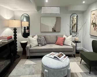 This location brings an awesome ambience - Brampton - Living room