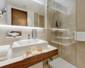Amedia Plaza Dresden, Trademark Collection by Wyndham - Dresden - Bathroom