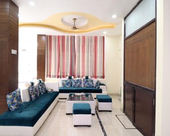 OYO Flagship 16694 Hotel Kb Square - Čandígarh - Salónek