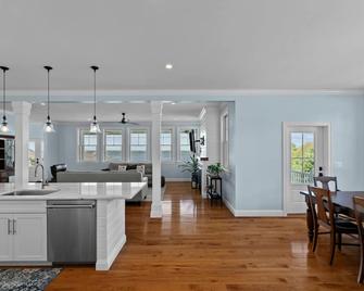 Watch the sailboats & sunset from the front porch. - Tiverton - Living room