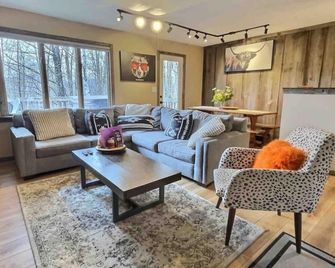 The Big Lebearski - AC, Grill, Fire Pit, Hot tub! - Killington - Living room