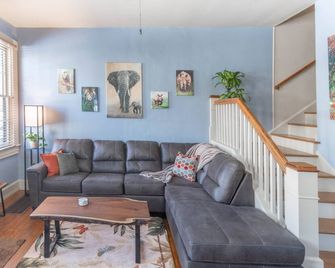 The Nature House is a perfect mix of charm and location! - Madison - Obývací pokoj