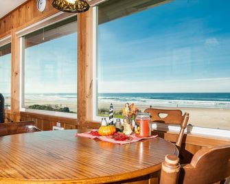 Pet friendly oceanfront home w/ direct beach access in Lincoln City's Roads End! - Lincoln City - Restaurant