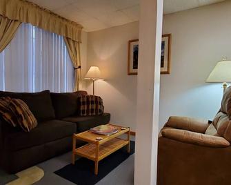 Charming 1st floor apt. in Milford, under 5 minutes to Dreams Park - Milford - Sala de estar