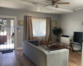 2bed 1bath Close to Downtown Lb, La And - Long Beach - Living room