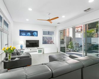 Luxury Villa With Pool in Central Fremantle. King Size Bedrooms With Ensuites. - Fremantle - Living room