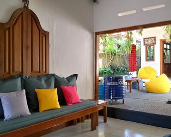 Friendly House Bali - Hostel - Ubud - Living room