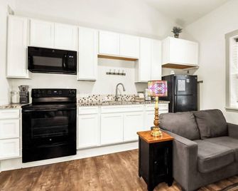 Lavender - Private Getaway with Horseshoes, Stargazing, and Walking Trails - Wimberley - Cocina