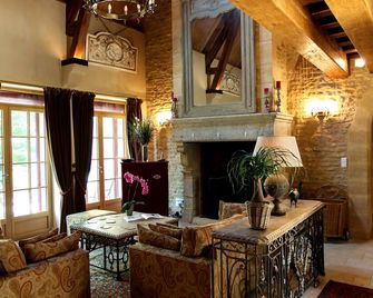 Charming 5-Bedroom/5-Bathroom French Countryside Retreat near Sarlat-La-Canéda - Saint-Crépin-et-Carlucet - Sala de estar