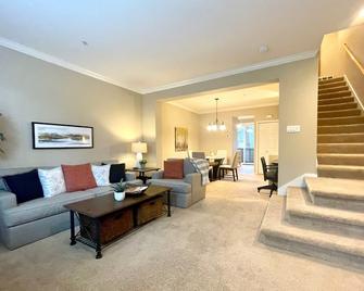 Luxury Townhouse in the Heart of Sammamish - Sammamish - Living room