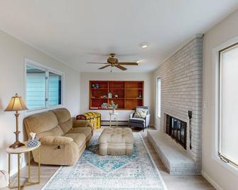 Peaceful Home With Firepit, Gas Grill, Wifi, Private W&D & Nearby Beach Access - Saint Joseph - Living room