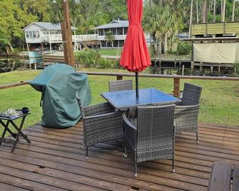 Cozy canal front house with its own boat ramp and dock. Amazing waterfront view. - Astor - Patio