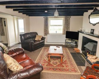 Nash Lodge - Pembroke - Living room