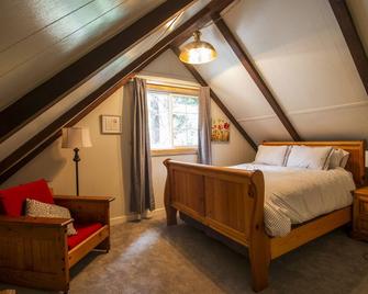 Winter time! Charming Family Friendly - West Shore Tahoe Cabin - Tahoma - Bedroom