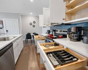 Chic 2-bedroom apartment with AC, fitness room, pool - D - Port Wentworth - Kitchen